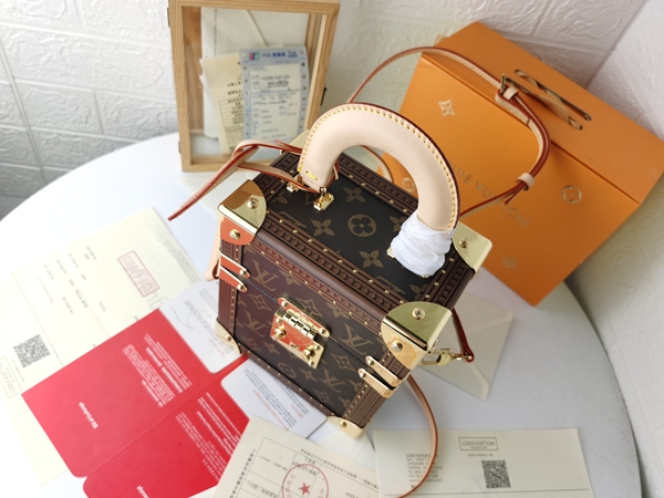 ルイヴィトンバッグ背面デザイン